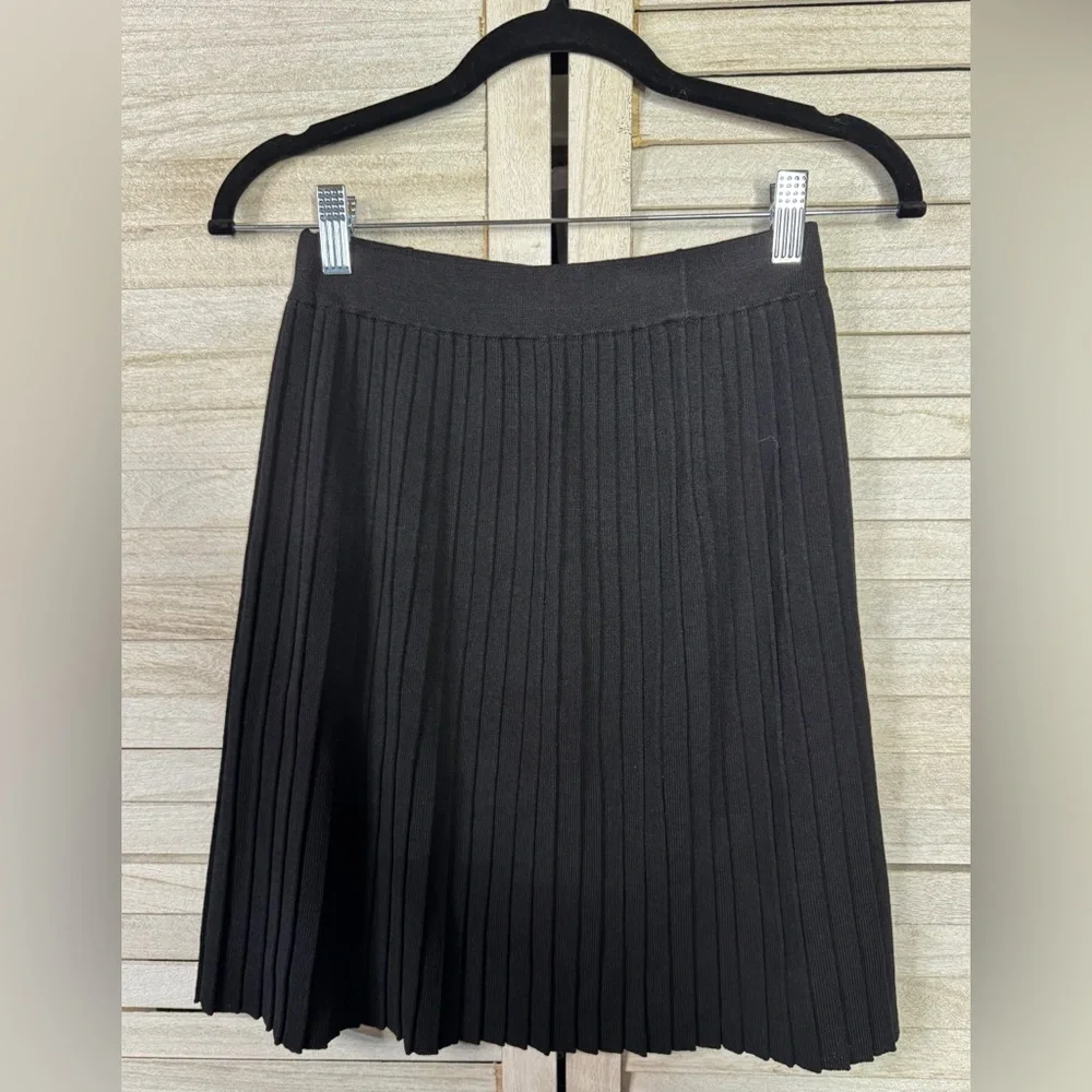 St. John Basics Black Pleated A-Line Skirt Size 6 Luxe Knit Classic Preppy